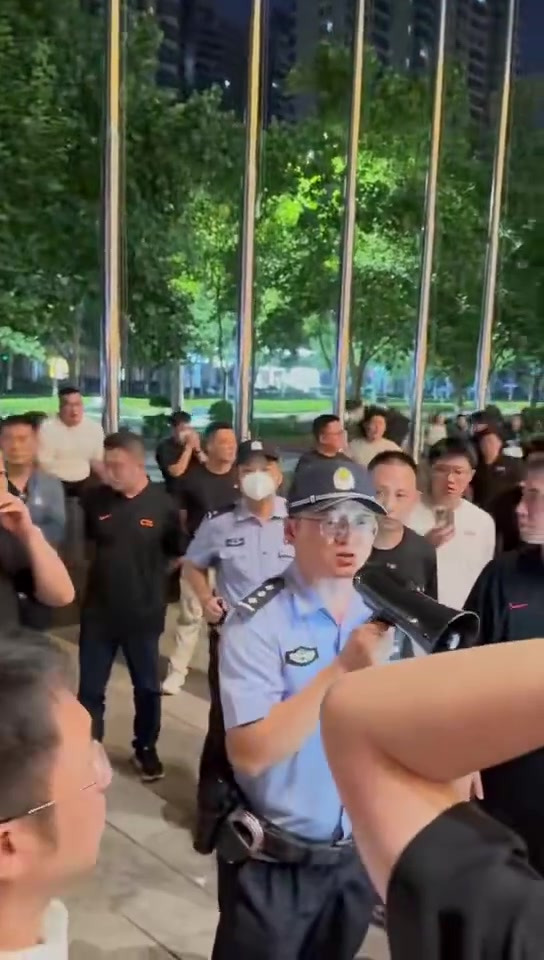 博主:赛后河南极端球迷到蓉城球迷住处冲击和骚扰,蓉城球迷报警 博主:赛后河南极端球迷到蓉城球迷住处冲击和骚扰,蓉城球迷报警